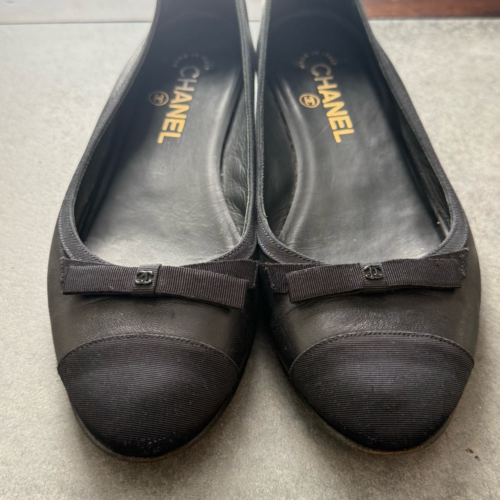 CHANEL Black Bow Accent Ballet Flats size 38